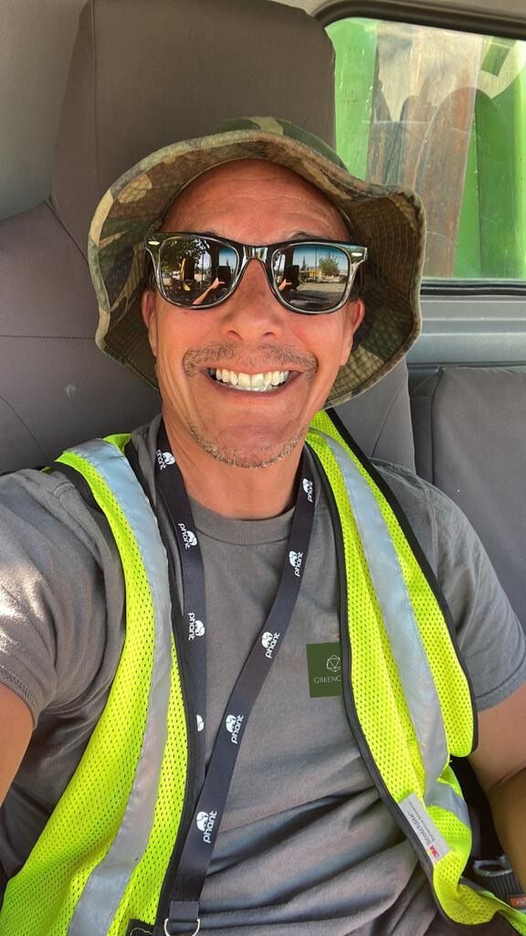 Ruben Martinez souriant dans son camion de recyclage à Montréal.