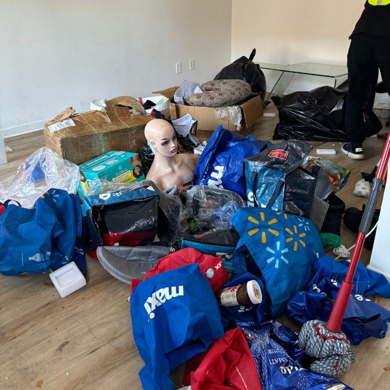 Enlèvement d’objets hétéroclites et sacs de déchets dans un appartement