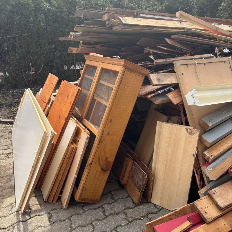 Pile de bois et portes récupérées pour recyclage écologique à Montréal