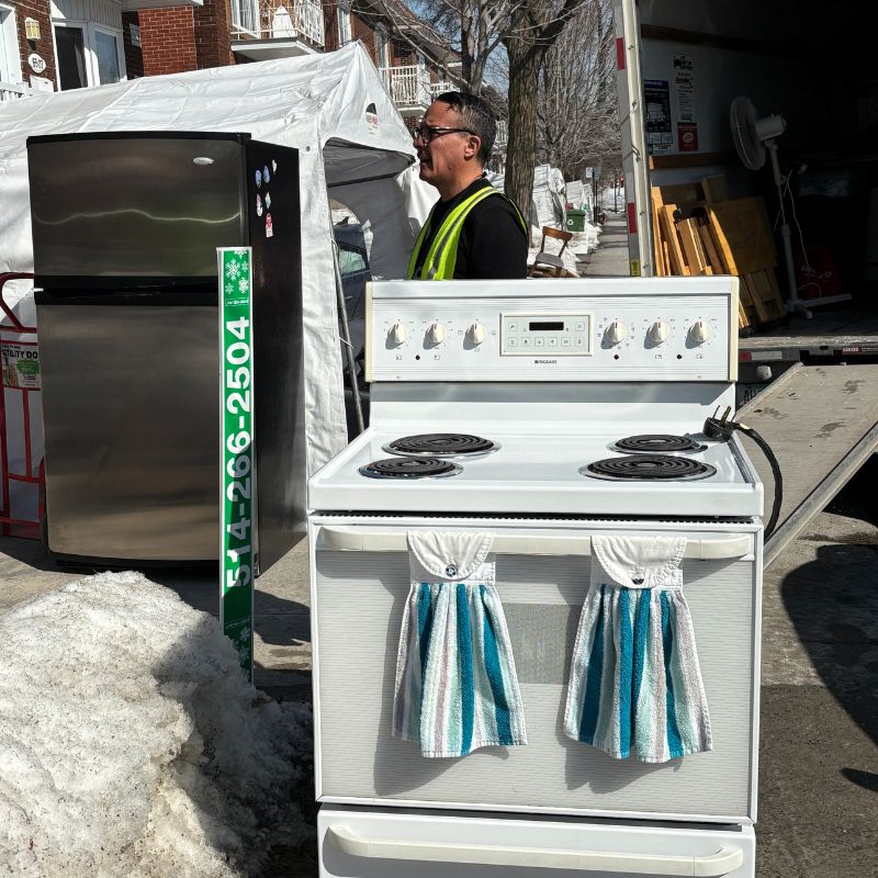 Ramassage de four électrique usagé à Montréal avec recyclage écologique