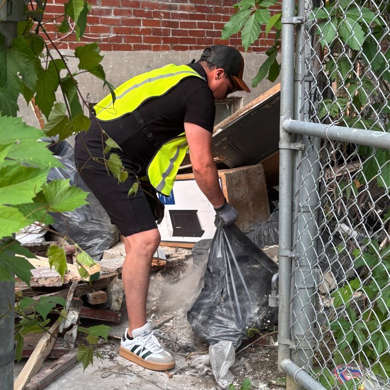 Équipe effectuant le ramassage manuel de sacs de débris de rénovation à Montréal