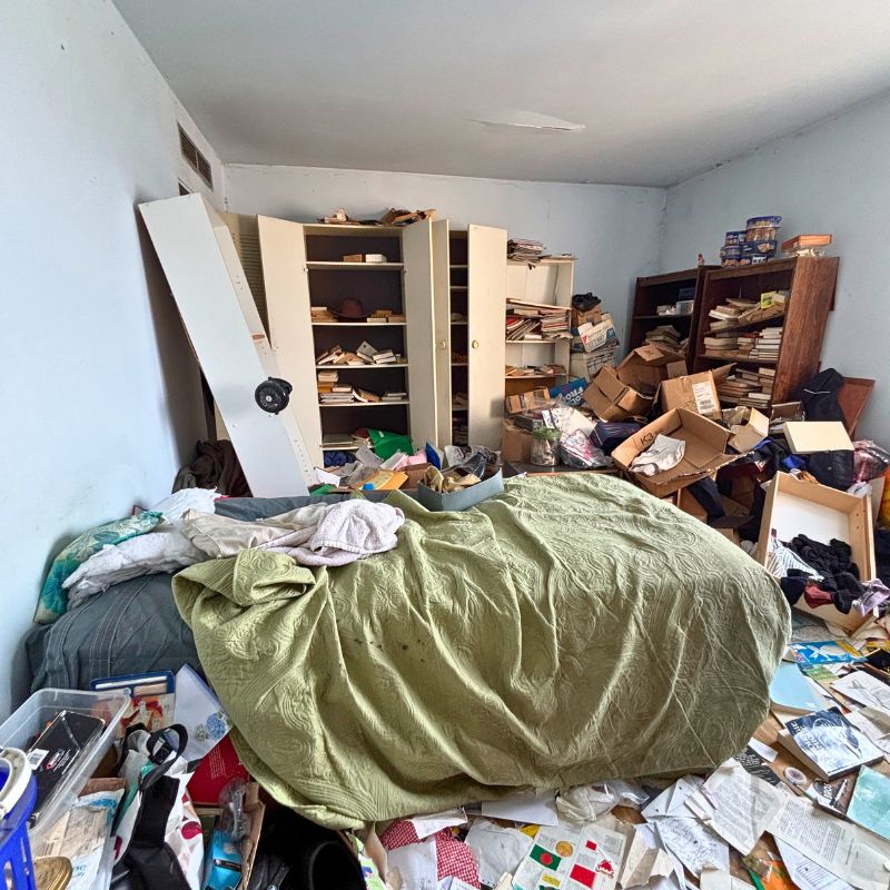 Espace encombré avant notre service de débarras maison à Montréal. Débarrasseurs professionnels prêts à débarrasser meubles et objets encombrants.